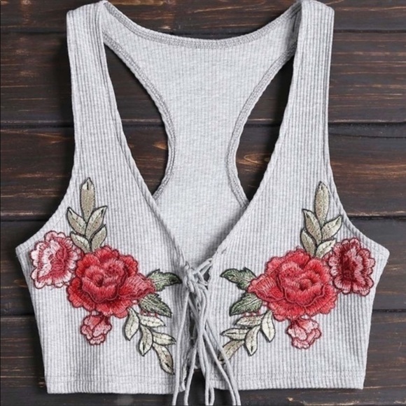 *1 LEFT* Rose laced up crop top - Picture 2 of 5